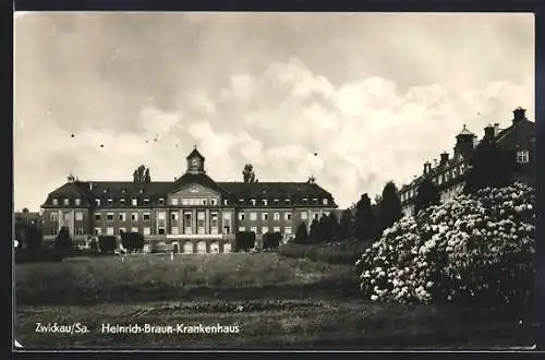 AK Zwickau /Sa., Heinrich-Braun-Krankenhaus mit vorgelagerter Gartenanlage