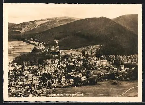 AK Tabarz im Thür. Wald, Gesamtansicht mit Berglandschaft