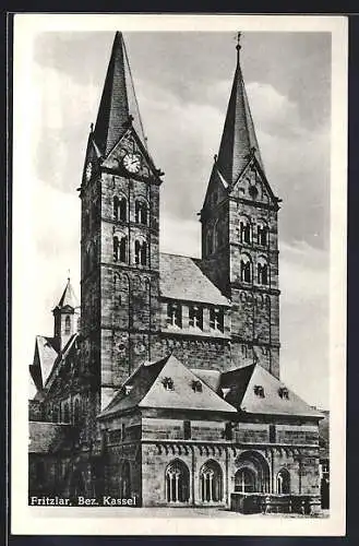 AK Fritzlar /Bez. Kassel, Platz vor der Kirche