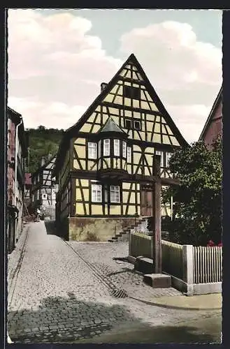 AK Neustadt im Odenwald, Haus im Fachwerkstil am Kreuz