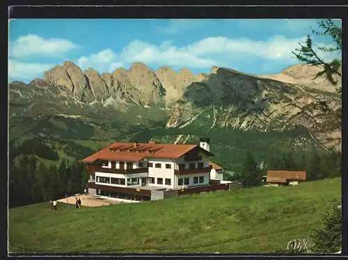 AK Wolkenstein /Grödental, Das Hotel Sochers Club, Geislergruppe und Stevia Berg