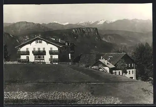 AK Radein /Kaltenbrunn, Gasthaus Zirmerhof gegen die Berge