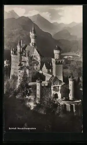 AK Schloss Neuschwanstein, dahinter Blick auf Berglandschaft