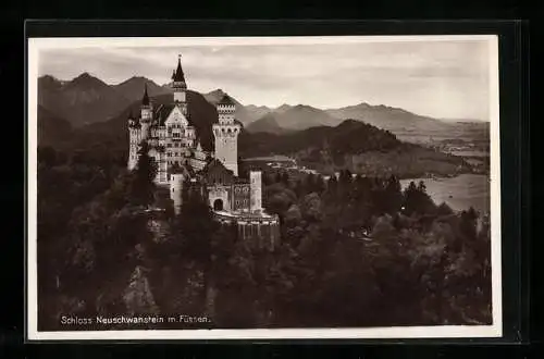 AK Schloss Neuschwanstein m. Füssen, im Hintergrund die Berge