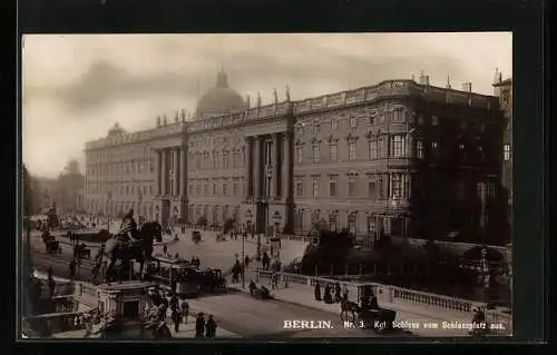 AK Berlin, Schloss vom Schlossplatz aus, davor Strasse mit Strassenbahn