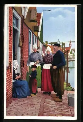 Künstler-AK Photochromie Nr. 4486: Volendam, eine Gruppe Menschen versammelt um eine Katze