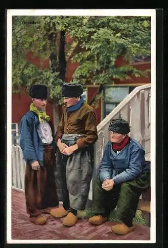 Künstler-AK Photochromie Nr. 4481: Volendam, Männer mit Holzschuhen unterhalten sich auf der Strasse