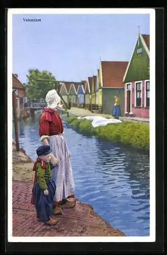 Künstler-AK Photochromie Nr. 4475: Volendam, Eine Frau und ein Kind stehen am Kanalufer