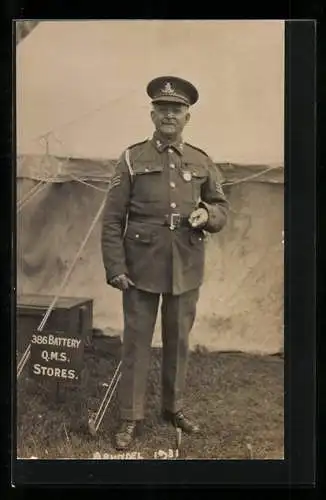 AK Älterer britischer Soldat in Uniform vor einem Zelt