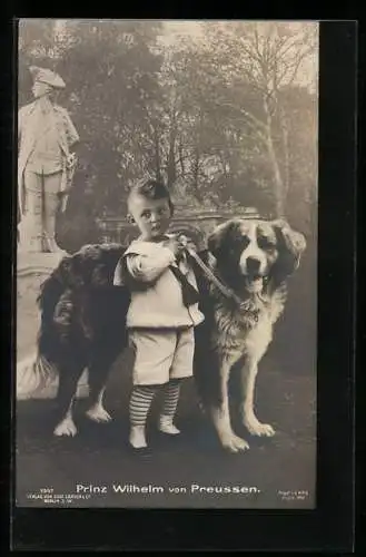 AK Prinz Wilhelm von Preussen mit Bernhardiner vor Statue des Alten Fritz