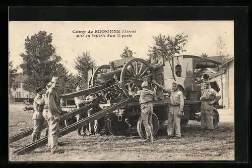 AK Camp de Sissonne /Aisne, Mise en batterie d`un 75 porté