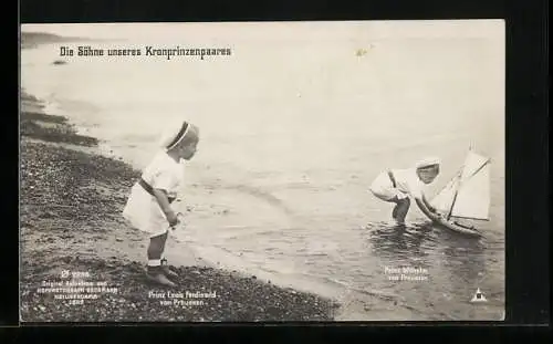 AK Die Söhne des Kronprinzenpaares lassen ein Modelsegelschiff zu Wasser, Kronprinz Wilhelm von Preussen