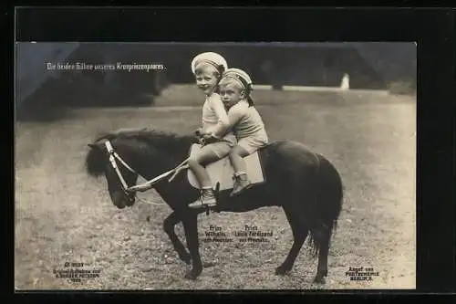 AK Prinz Wilhelm u. Prinz Louis Ferdinand von Preussen in sommerlicher Kleidung mit Mützenband auf einem Pferd