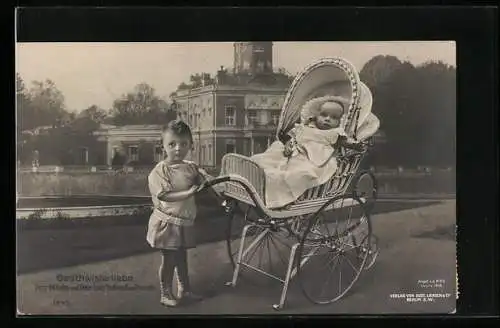 AK Prinz Wilhelm schiebt Prinz Louis Ferdinand im Kinderwagen