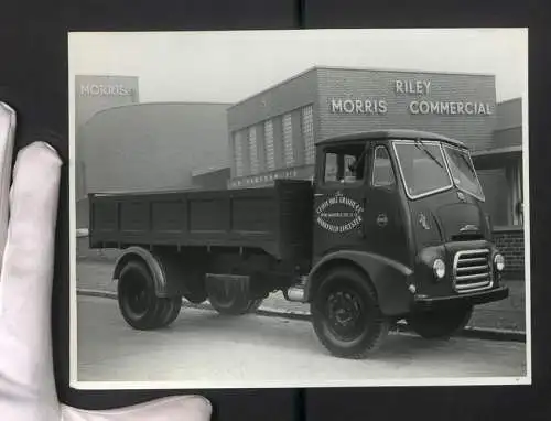 Fotografie Lastwagen Morris mit Hamshaw Aufbau, LKW-Kipplader Cliffe Hill Granite Co. LTD. vor der Morris-Hamshaw Fabrik