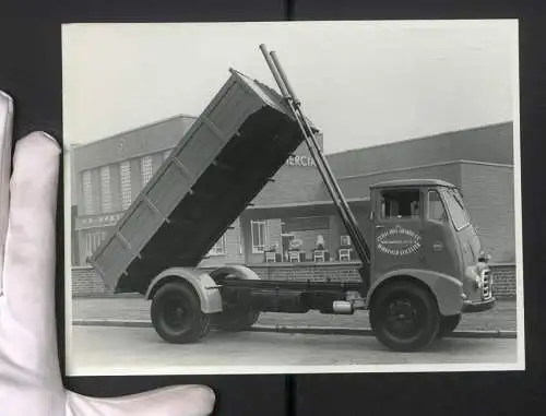 Fotografie Lastwagen Morris mit Hamshaw Aufbau, LKW-Kipplader Cliffe Hill Granite Co. LTD. vor der Morris-Hamshaw Fabrik