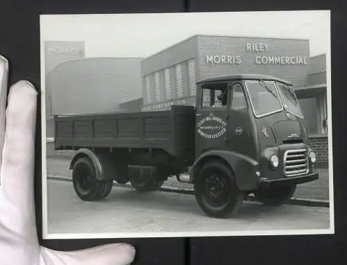 Fotografie Lastwagen Morris mit Hamshaw Aufbau, LKW-Kipplader Cliffe Hill Granite Co. LTD. vor der Morris-Hamshaw Fabrik