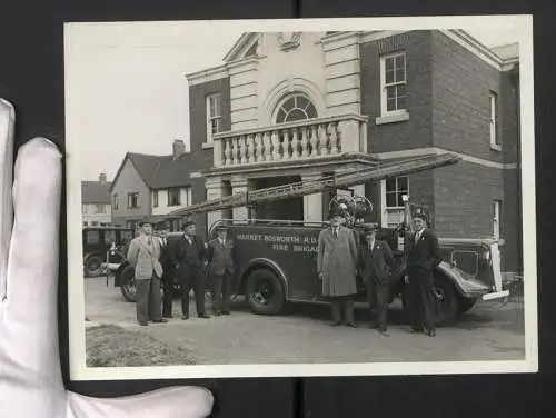 Fotografie K. & S., Leicester, Ansicht Market Bosworth, Morris Löschwagen / Leiterwagen Feuerwehr Fire Brigade