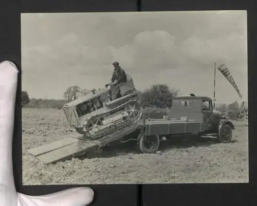 Fotografie R. Jordan, Leicester, Lastwagen Morris, LKW Pritsche entlädt Caterpillar Bulldozer / Raupenschlepper