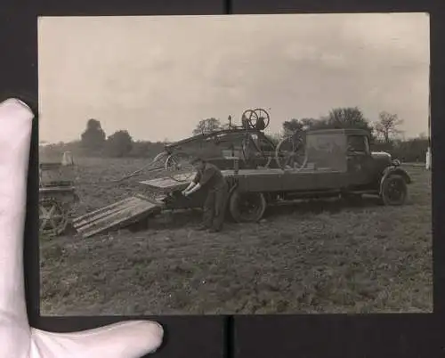 Fotografie R. Jordan, Leicester, Lastwagen Morris, LKW-Pritsche mit Anbaugerät für Traktor, Ackerschlepper