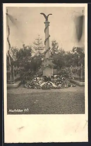 AK Neufelden /O. Ö., Kriegerdenkmal mit Kränzen