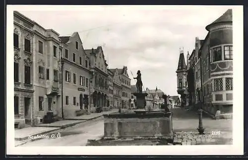 AK Neufelden, Strassenansicht mit Brunnen