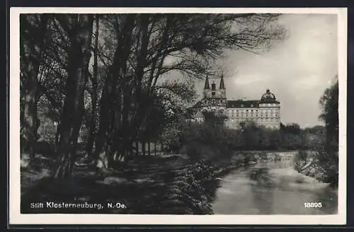 AK Stift Klosterneuburg /N.-Ö., Ortsansicht mit Fluss