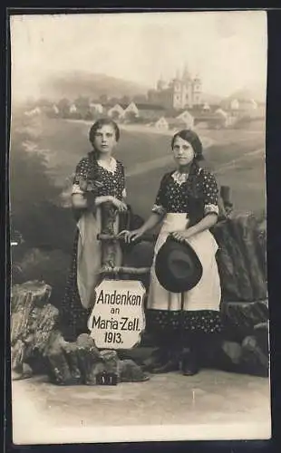 Foto-AK Maria-Zell, Mädchen mit Schild Andenken an Maria-Zell 1913 vor Ortskulisse