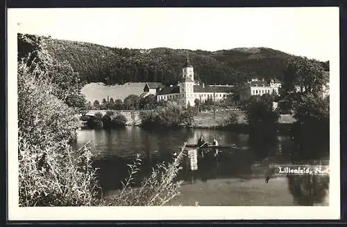 AK Lilienfeld /N.-Oe., Ortsansicht mit Brücke und Bootspartie