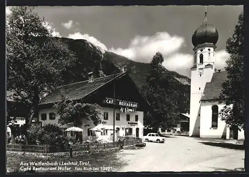 AK Weissenbach i. Lechtal, Café-Restaurant Hofer und die Kirche