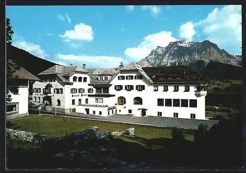 AK Lermoos /Tirol, Das Hotel Post gegen das Bergmassiv