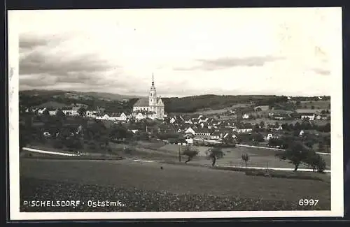 AK Pischelsdorf /Oststmk., Gesamtansicht mit markanter Kirche