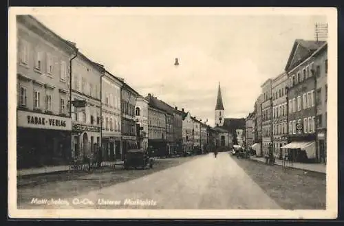 AK Mattighofen, Unterer Marktplatz mit Kirche und Geschäften, Tabak-Verlag