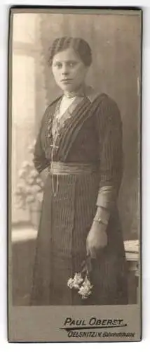 Fotografie Paul Oberst, Oelsnitz, Bahnhofstrasse, junge Frau mit Blumenstrauss