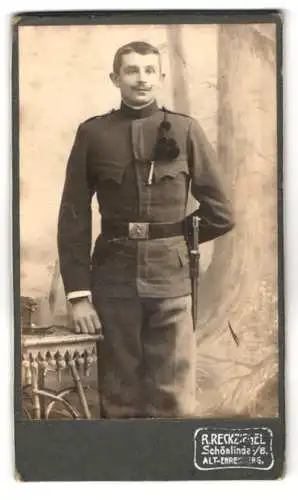 Fotografie R. Reckziegel, Schönlinde b/B., Alt-Ehrenberg, K.u.k. Soldat in Uniform mit Bajonett