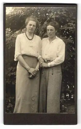 Fotografie unbekannter Fotograf und Ort, Zwei Frauen posieren im Garten