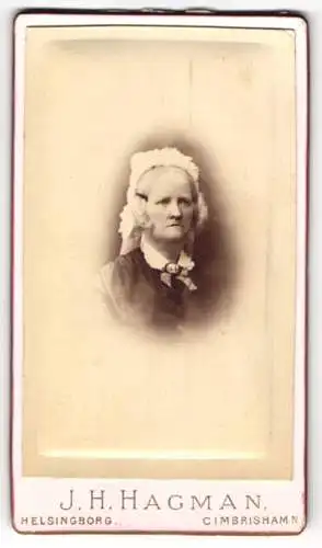 Fotografie J. H. Hagman, Helsingborg, Cimbrishamn, Porträt einer Frau mit Haube