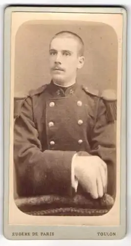 Fotografie Eugène de Paris, Toulon, Place du Grand-Théatre, Porträt Französischer Soldat Rgt. 4 mit Epauletten