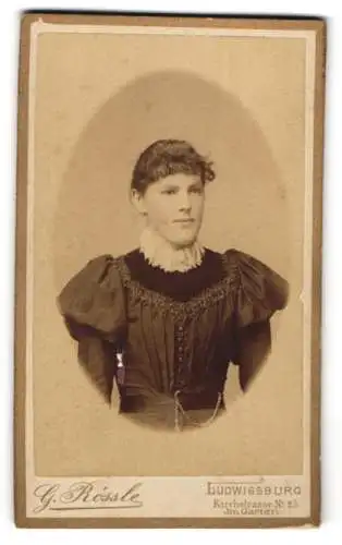 Fotografie G. Rössle, Ludwigsburg, Kirchstrasse 25, Porträt einer jungen Frau in eleganter Kleidung