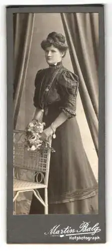 Fotografie Martin Balg, Berlin, Dirksenstrasse 25, Elegante Dame mit Blumenstrauss