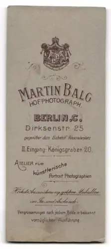 Fotografie Martin Balg, Berlin, Dirksenstrasse 25, Elegante Dame mit Blumenstrauss