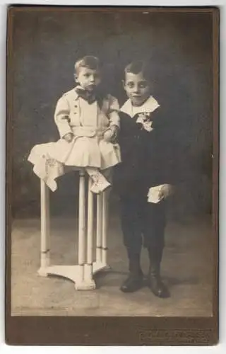 Fotografie Atelier Berghausen, Borbeck, Markt 12, Zwei Jungen in festlicher Kleidung