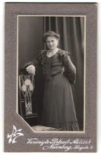 Fotografie Vereinigte Portrait Atelier’s, Nürnberg, Königstr. 3, Porträt einer Dame in eleganter Kleidung