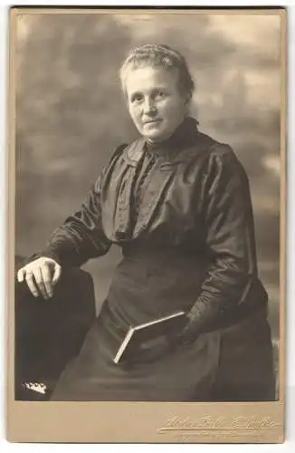 Fotografie Atelier Laifle & Spalke, Regensburg, v. d. Tannstrasse 7, Frau mit Buch in traditioneller Kleidung