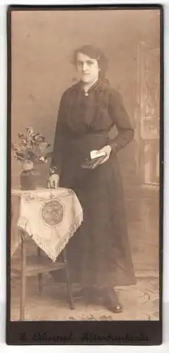 Fotografie B. Odernal, Kötzschenbroda, Ein junger Frau in einem langen Kleid mit einem Buch in der Hand