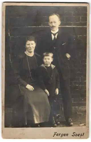 Fotografie Atelier Fergen, Soest, Familie vor Backsteinmauer