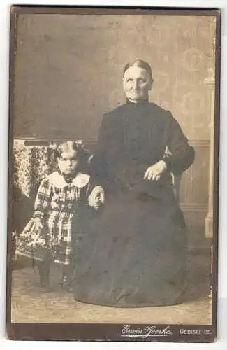 Fotografie Erwin Goerke, Oebisfelde, Ältere Dame mit kleinem Kind an der Hand