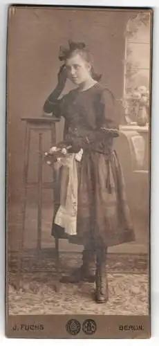 Fotografie J. Fuchs, Berlin, N. Reinickendorferstr. 4, Mädchen posiert in elegantem Kleid mit Blumenstrauss