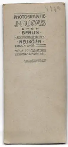 Fotografie J. Fuchs, Berlin, N. Reinickendorferstr. 4, Mädchen posiert in elegantem Kleid mit Blumenstrauss