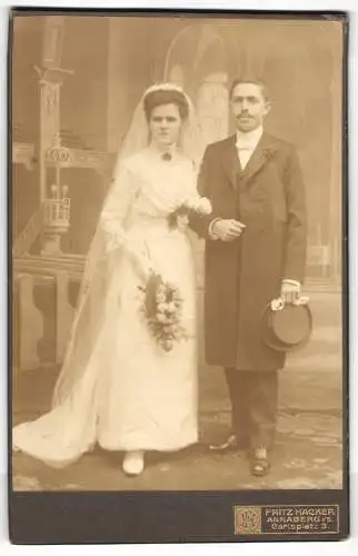 Fotografie Fritz Hacker, Annaberg i/S., Carlsplatz 3, Hochzeitspaar im feierlichen Gewand